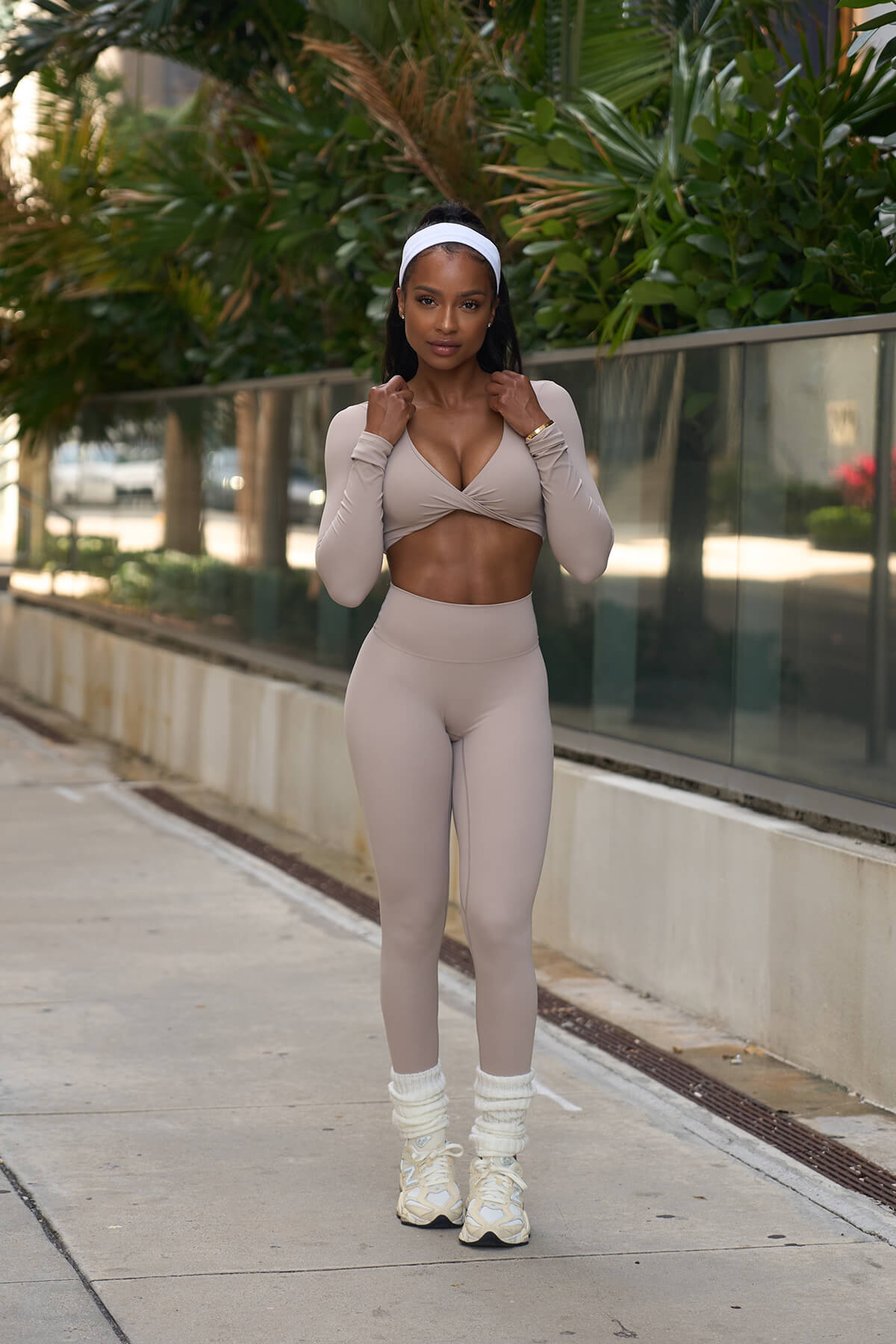 Deep V Crop with sleeves - nude